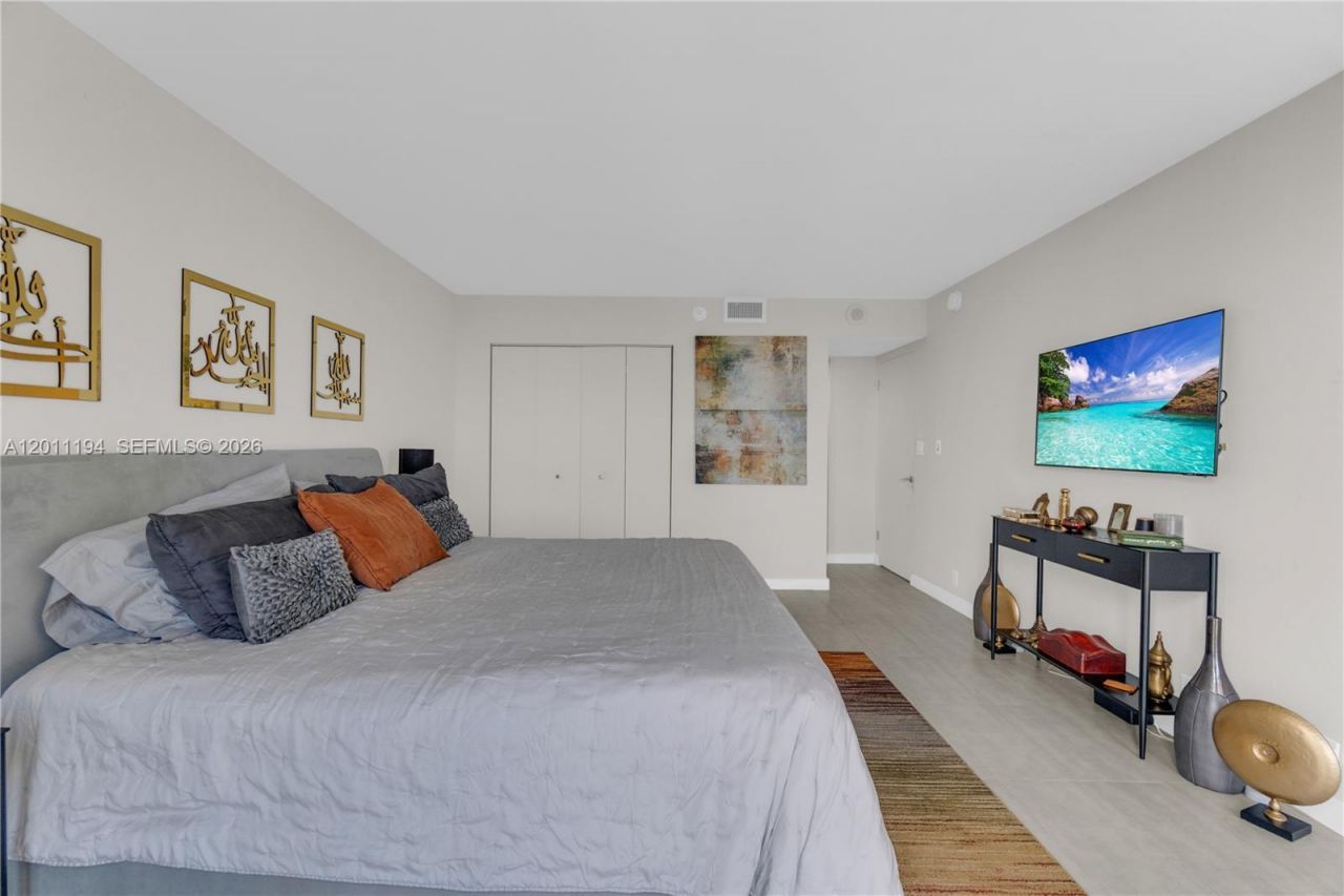 1000 Quayside Ter, Unit 703, Miami, FL 33138 Photo