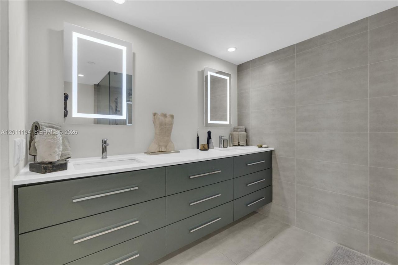 1000 Quayside Ter, Unit 703, Miami, FL 33138 Photo