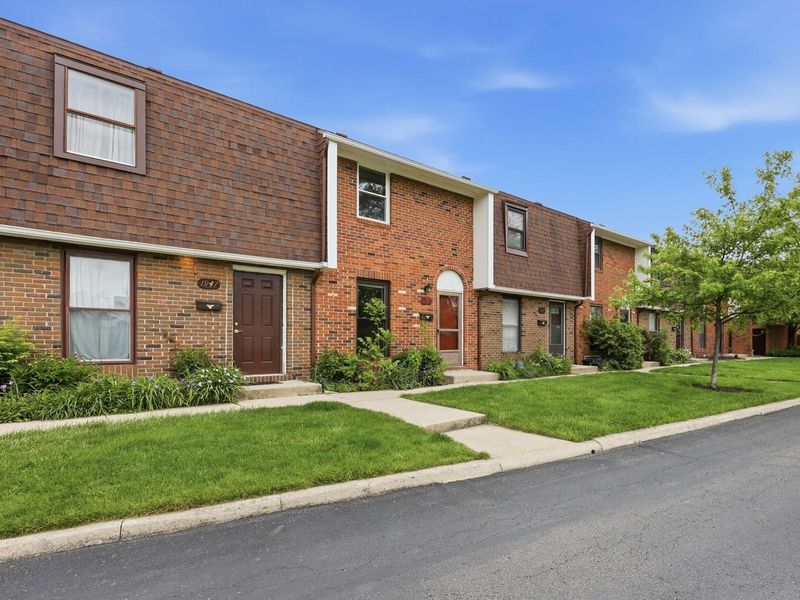 1945 Willoway Circle N, Columbus, OH 43220 Photo 2