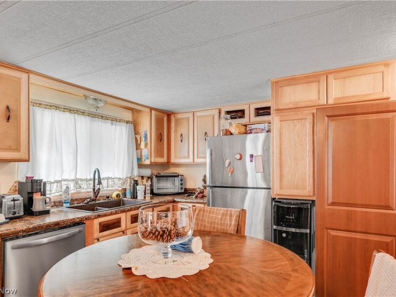 171 Brook Drive , Brookfield, OH 44403 Photo 3