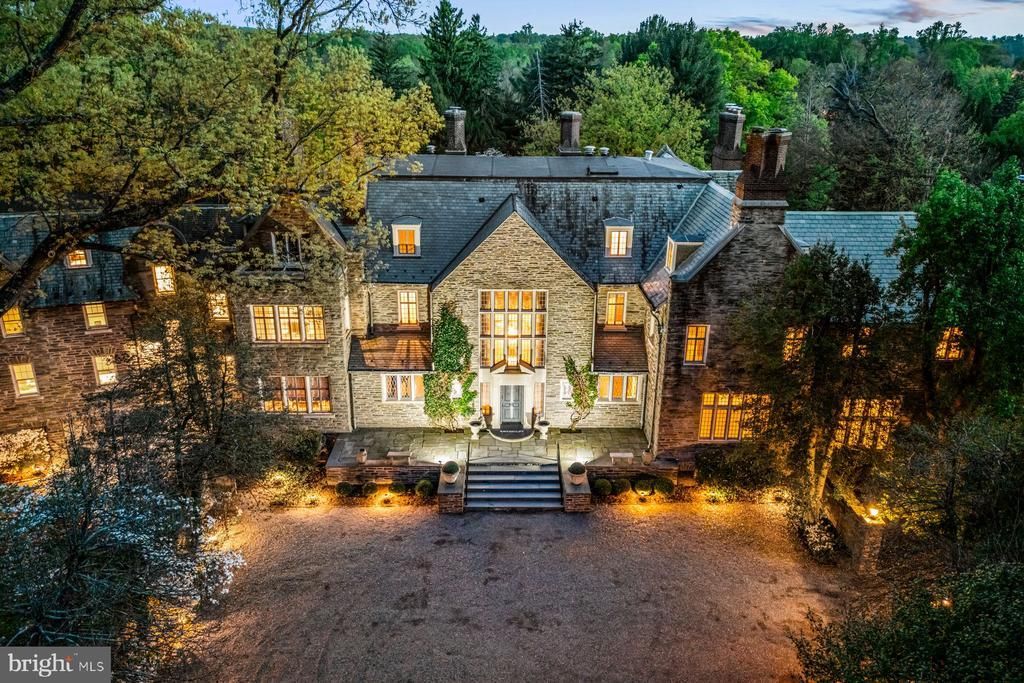 RAVENSCLIFF , WAYNE, PA 19087