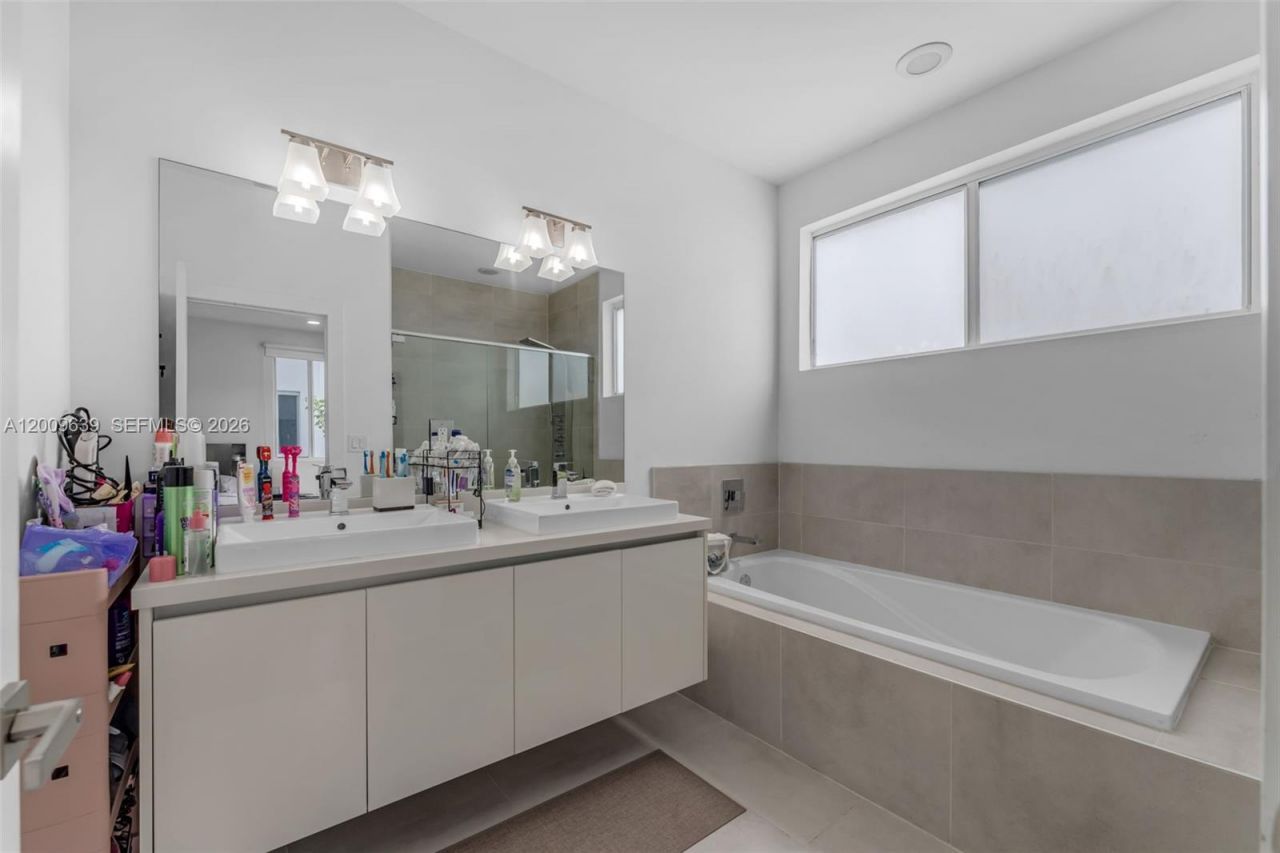 7234 NW 103rd Path, Doral, FL 33178 Photo