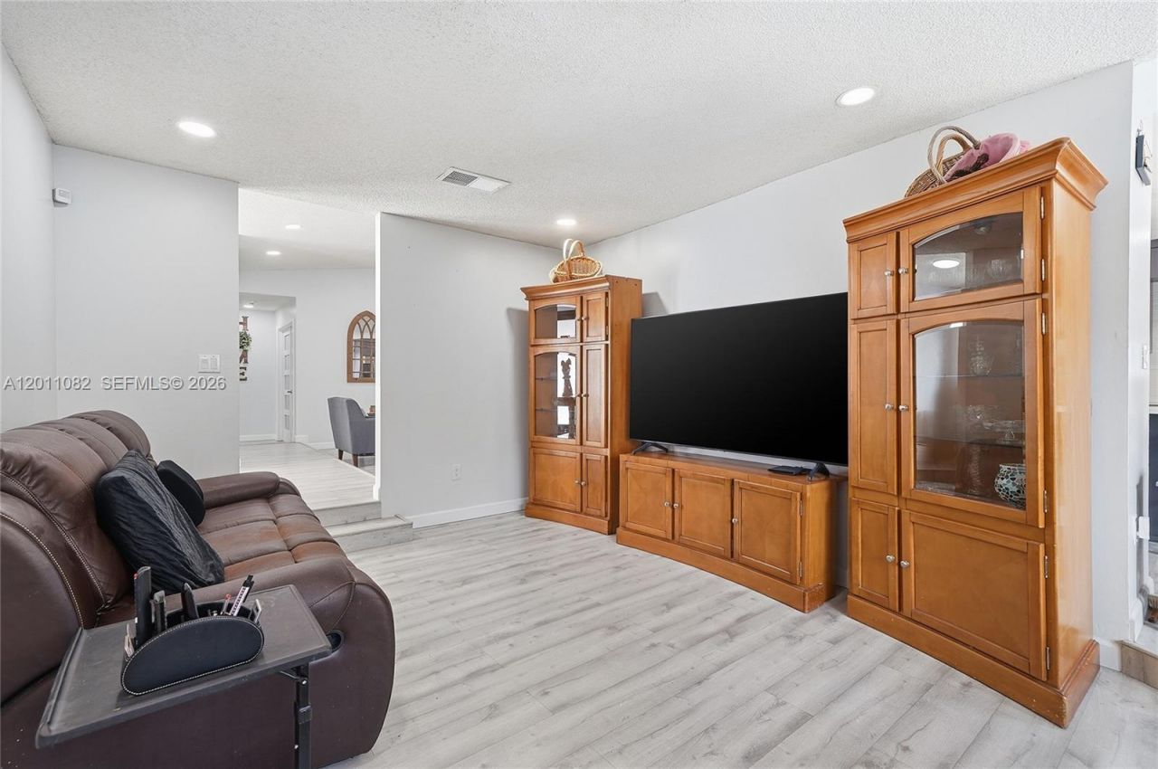 20102 NW 62nd Ave , Hialeah, FL 33015 Photo