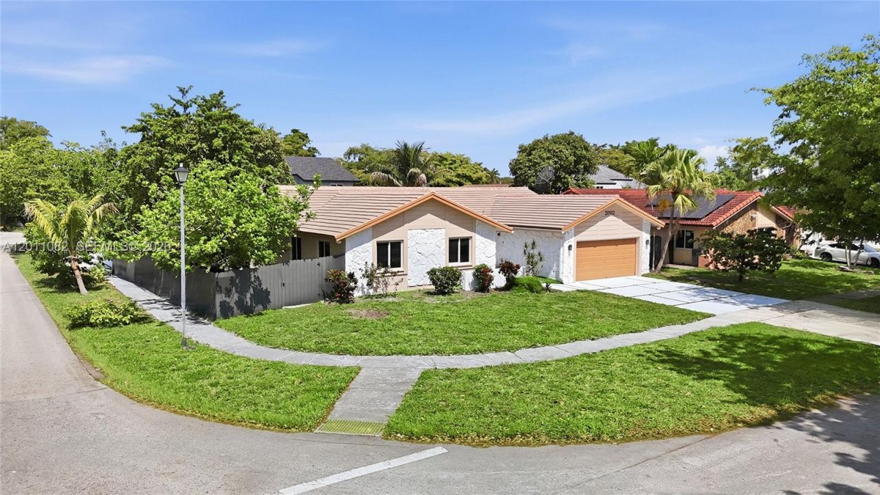 20102 NW 62nd Ave, Miami, FL 33015 Photo