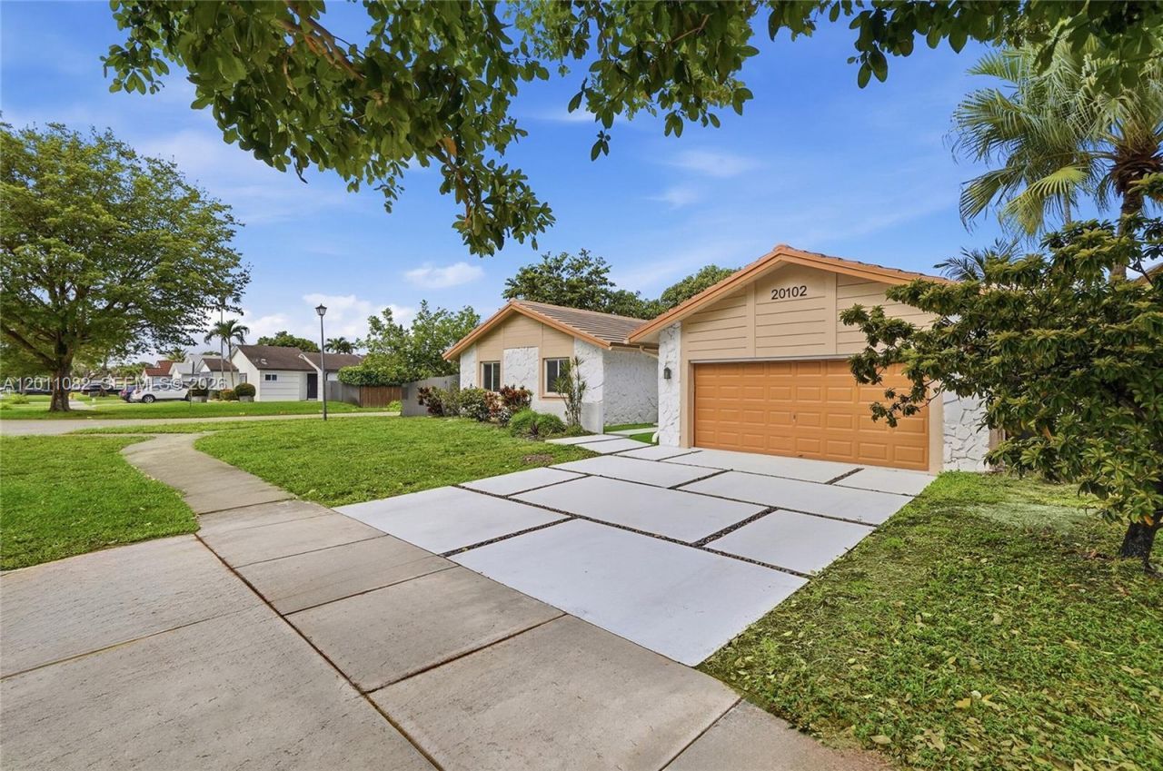 20102 NW 62nd Ave, Miami, FL 33015 Photo