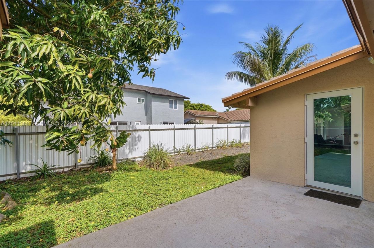 20102 NW 62nd Ave , Hialeah, FL 33015 Photo