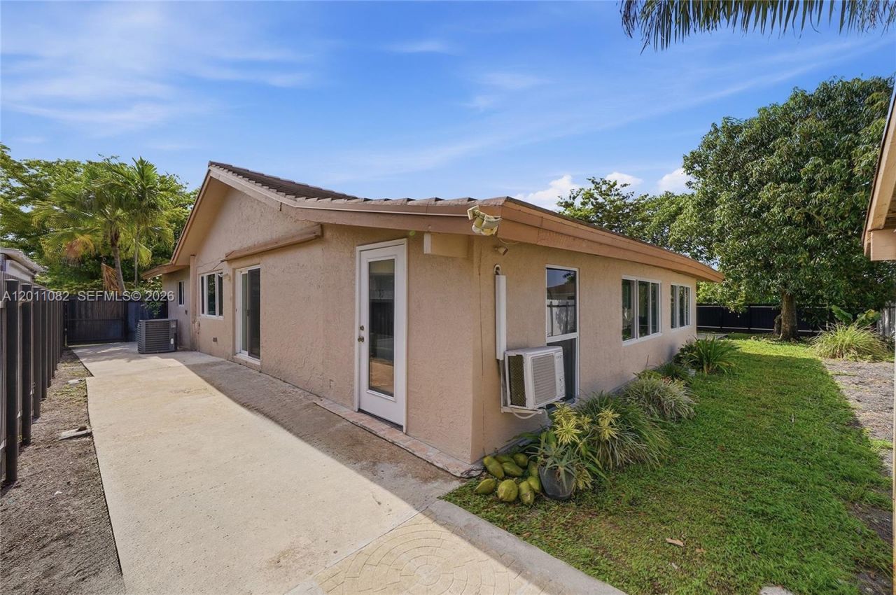 20102 NW 62nd Ave , Hialeah, FL 33015 Photo