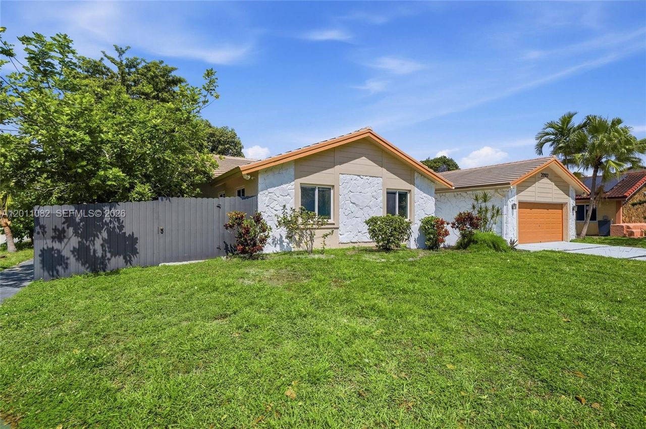20102 NW 62nd Ave , Hialeah, FL 33015 Photo