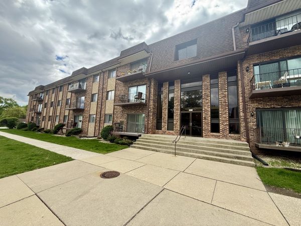 8901 S Roberts Road, Unit 203, Hickory Hills, IL 60457