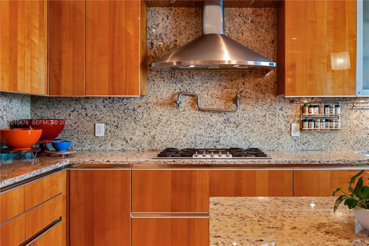 16051 Collins Ave, Unit 403, Sunny Isles Beach, FL 33160 Photo