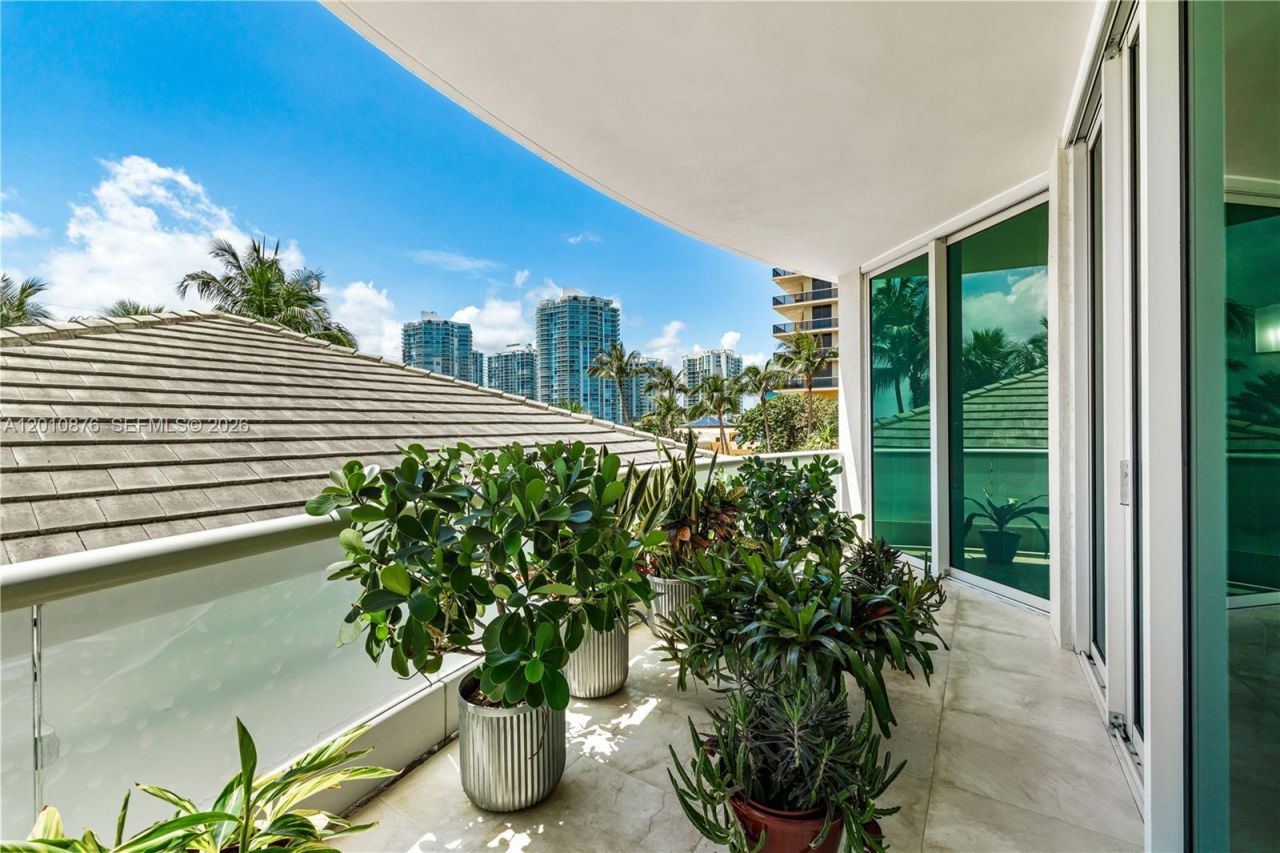 16051 Collins Ave, Unit 403, Sunny Isles Beach, FL 33160 Photo