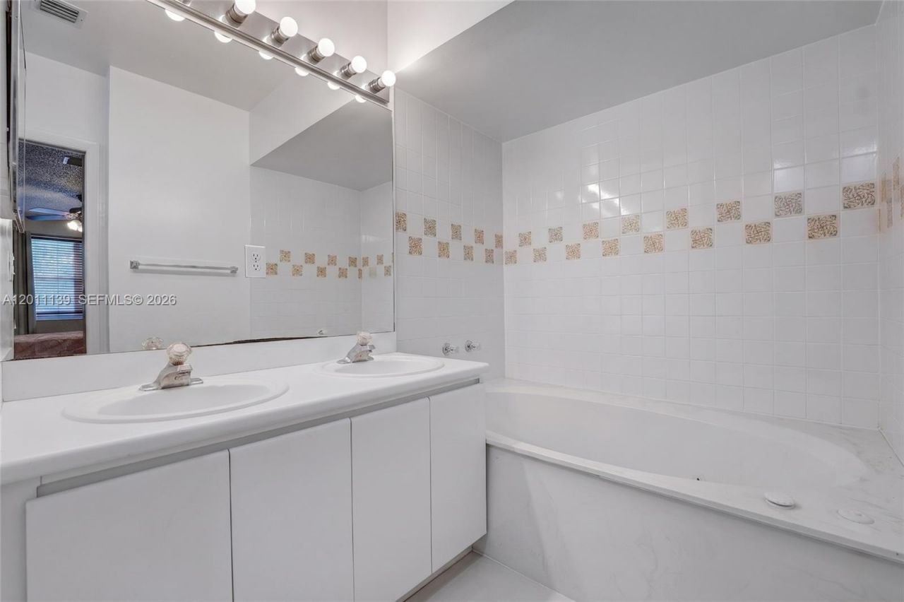 595 Racquet Club Rd , Unit 74-19, Weston, FL 33326 Photo