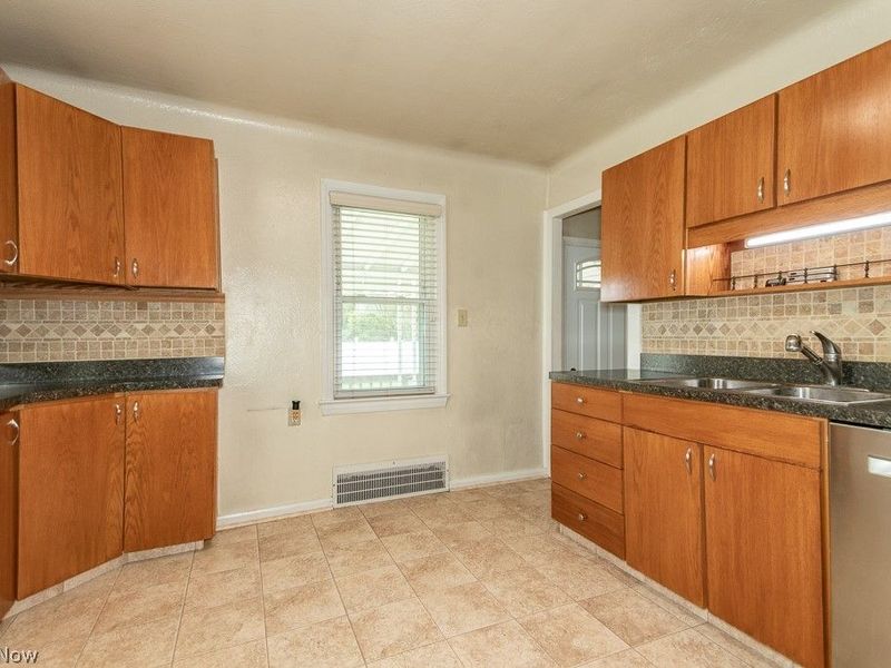 1557 Woodhurst Avenue, Mayfield Heights, OH 44124 Photo 11