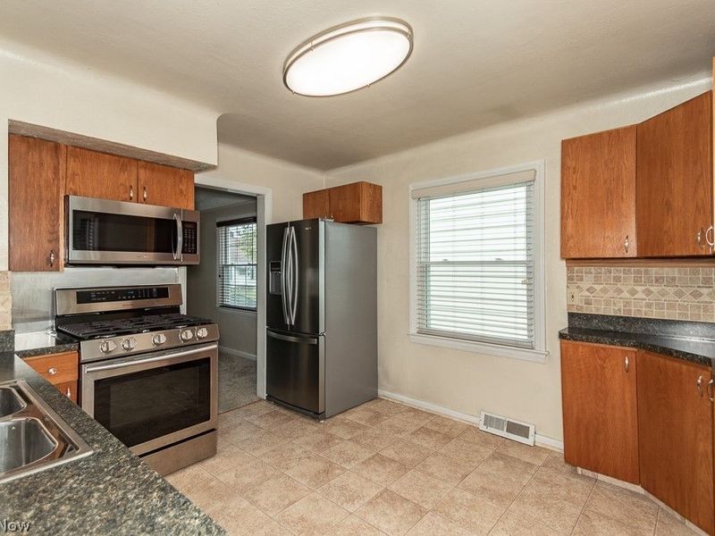 1557 Woodhurst Avenue, Mayfield Heights, OH 44124 Photo 8