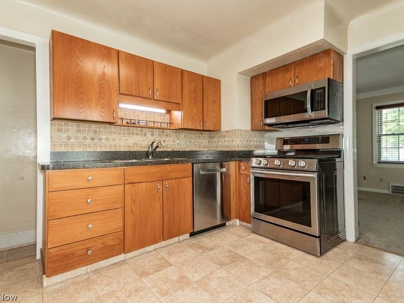 1557 Woodhurst Avenue, Mayfield Heights, OH 44124 Photo 9
