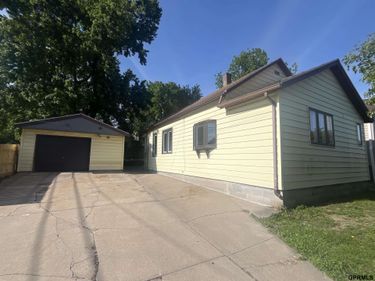 1015 Center Street, Omaha, NE 68108