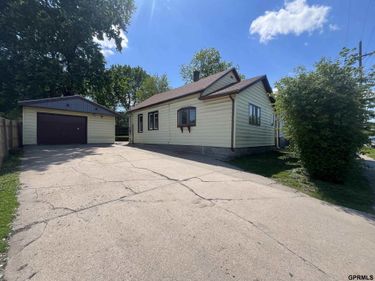 1015 Center Street , Omaha, NE 68108