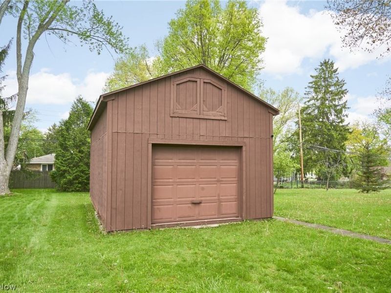 639 N Azalea Boulevard, Barberton, OH 44203 Photo 18