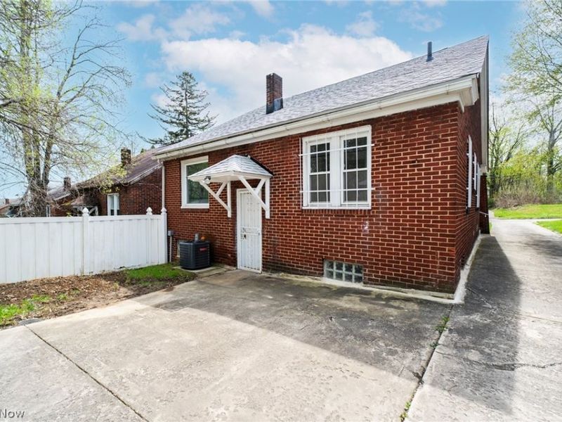 130 Roslyn Drive, Youngstown, OH 44505 Photo 3