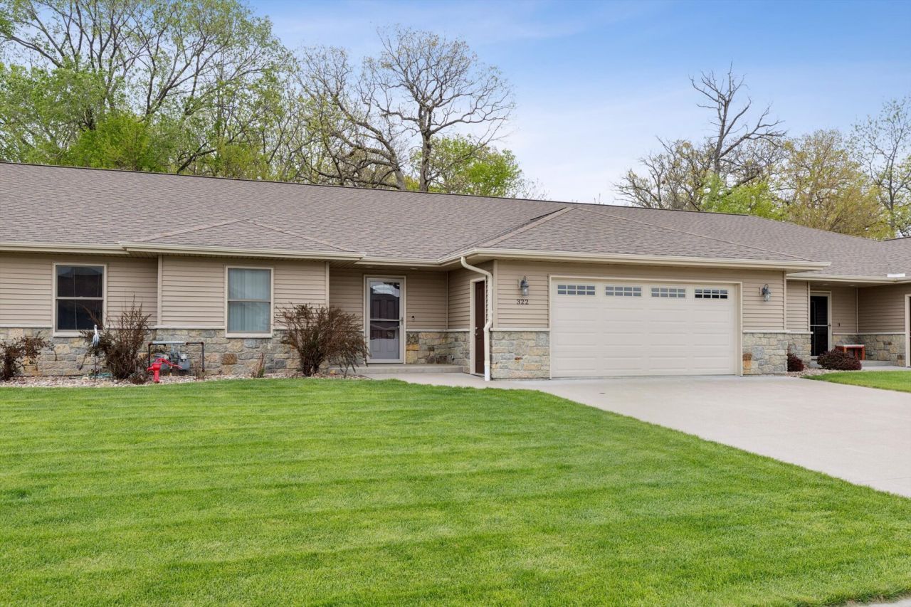 322 E River Court, Camanche, IA 52730 Main Photo