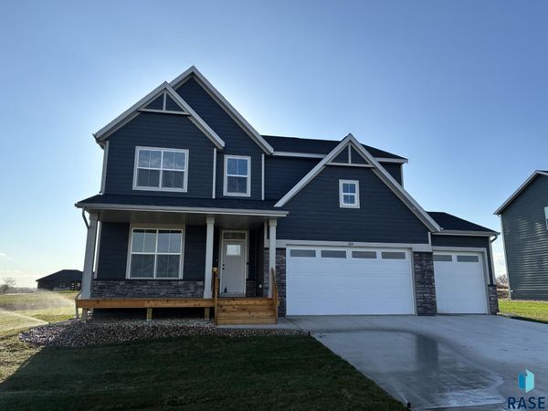 909 S Country Club Ave, Brandon, SD 57005
