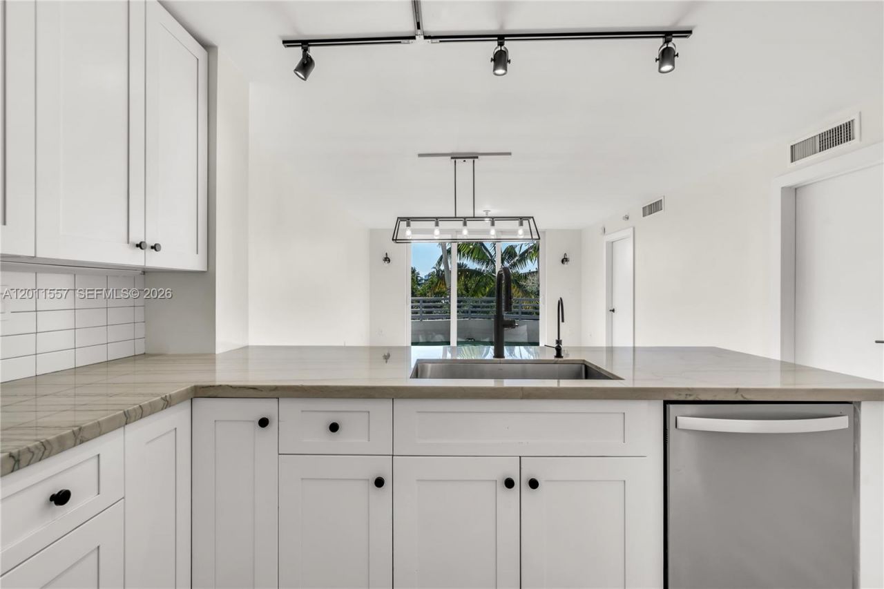 1401 Bay Rd , Unit 407, Miami Beach, FL 33139 Photo