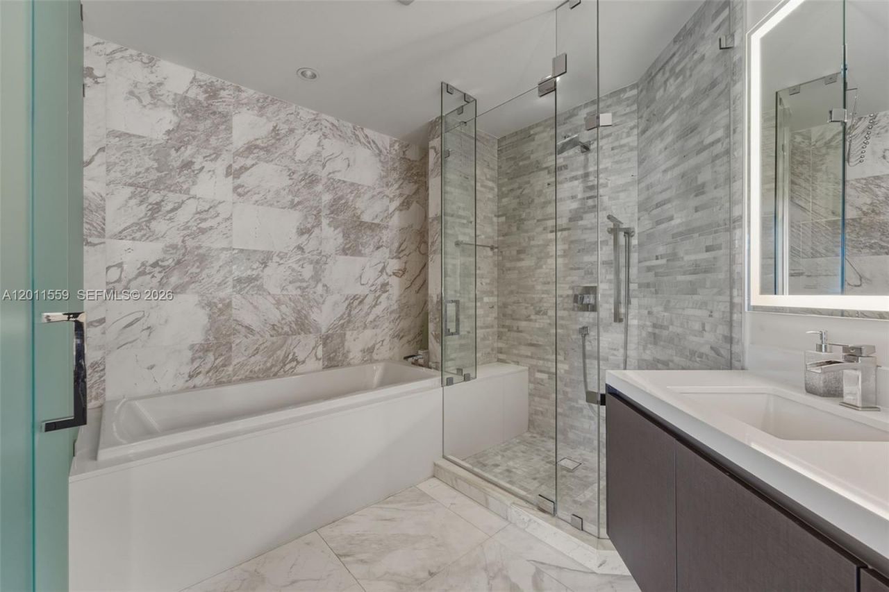 851 NE 1st Ave, Unit 4303, Miami, FL 33132 Photo