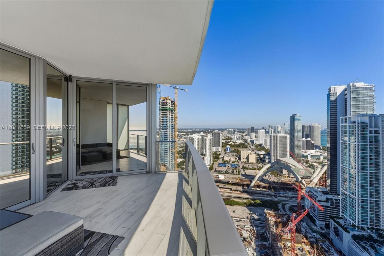 851 NE 1st Ave, Unit 4303, Miami, FL 33132 Photo