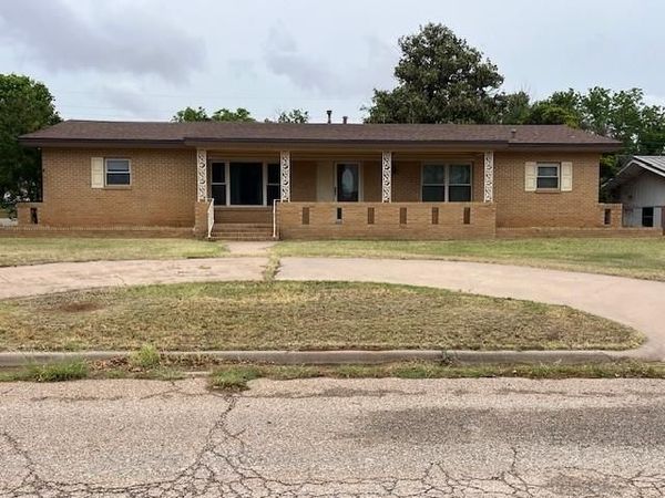 901 E Burnside Street, Rotan, TX 79546