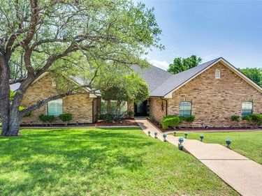11905 Blue Creek Drive, Fort Worth, TX 76008