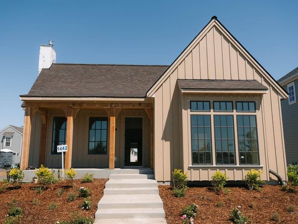 1442 Woodbury Drive  'surrey', Moscow, ID 83843