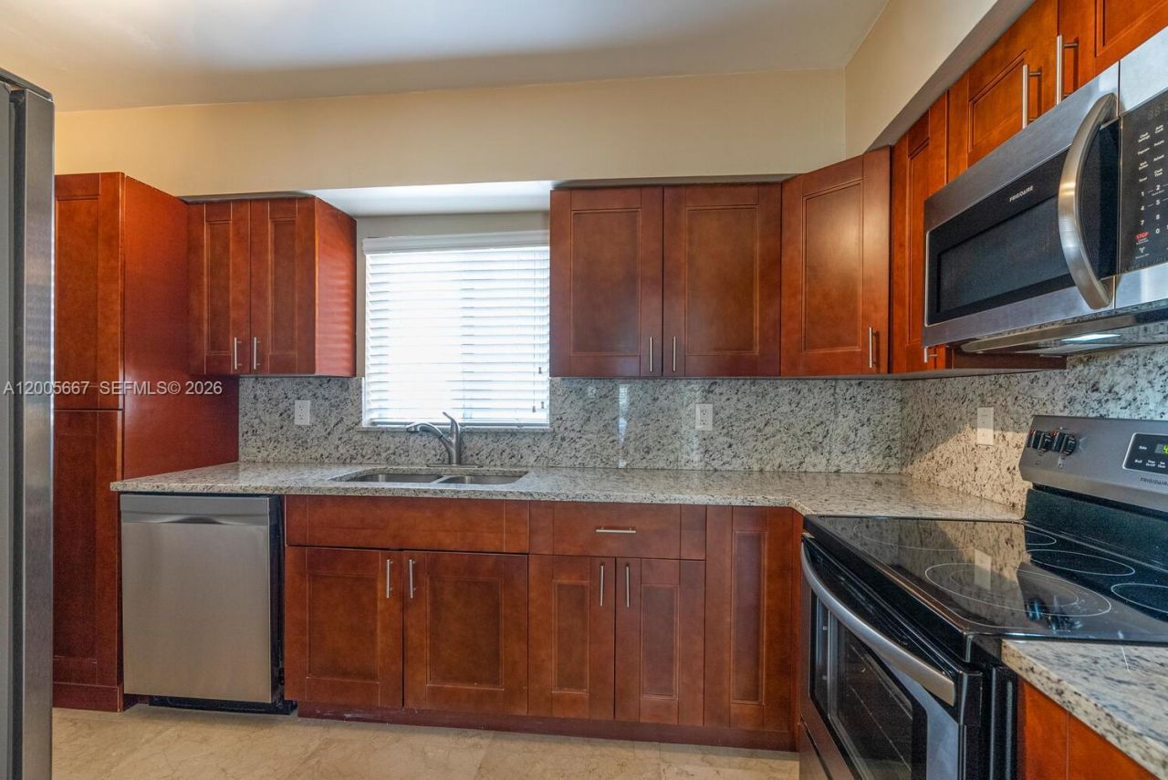 2890 Le Jeune Rd , Unit 2890, Coral Gables, FL 33134 Photo
