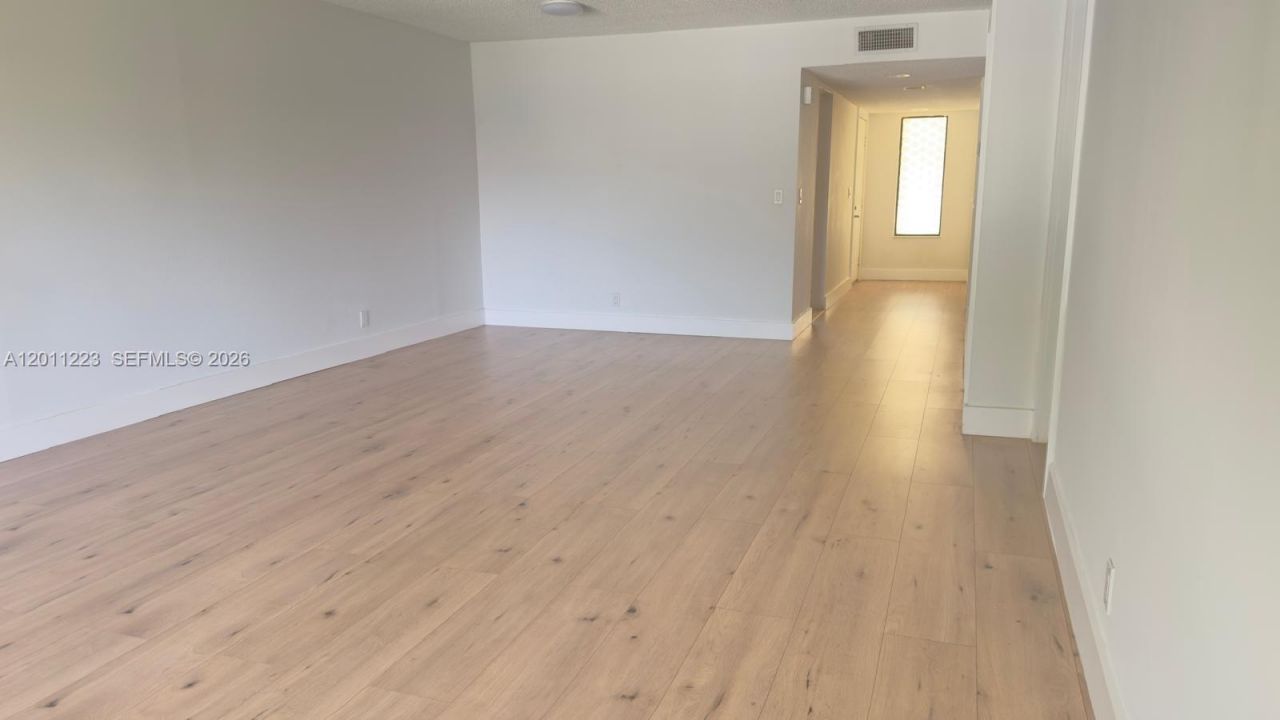 325 Lakeview Dr , Unit 202, Weston, FL 33326 Photo