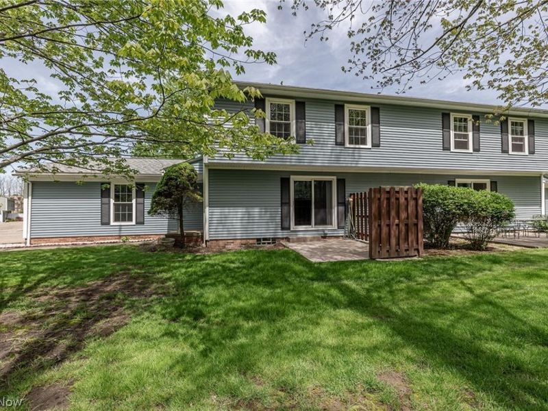 10297 Independence Drive, North Royalton, OH 44133 Photo 2