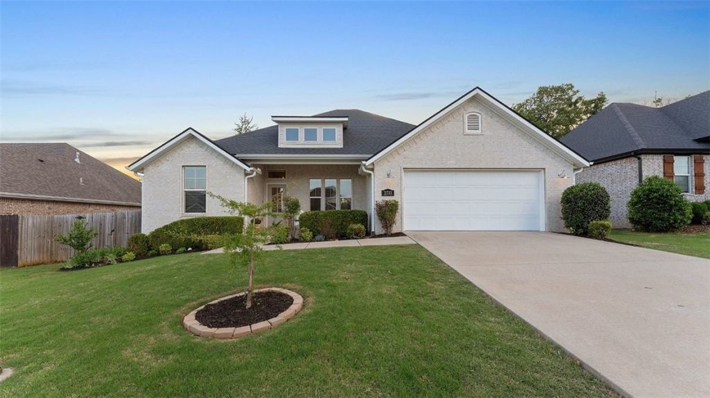 2733 N Grey Squirrel Drive, Fayetteville, AR 72704 Main Photo