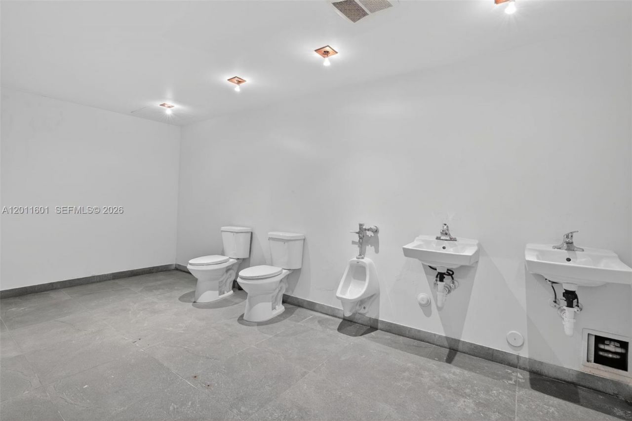500 W Flagler St, Miami, FL 33130 Photo