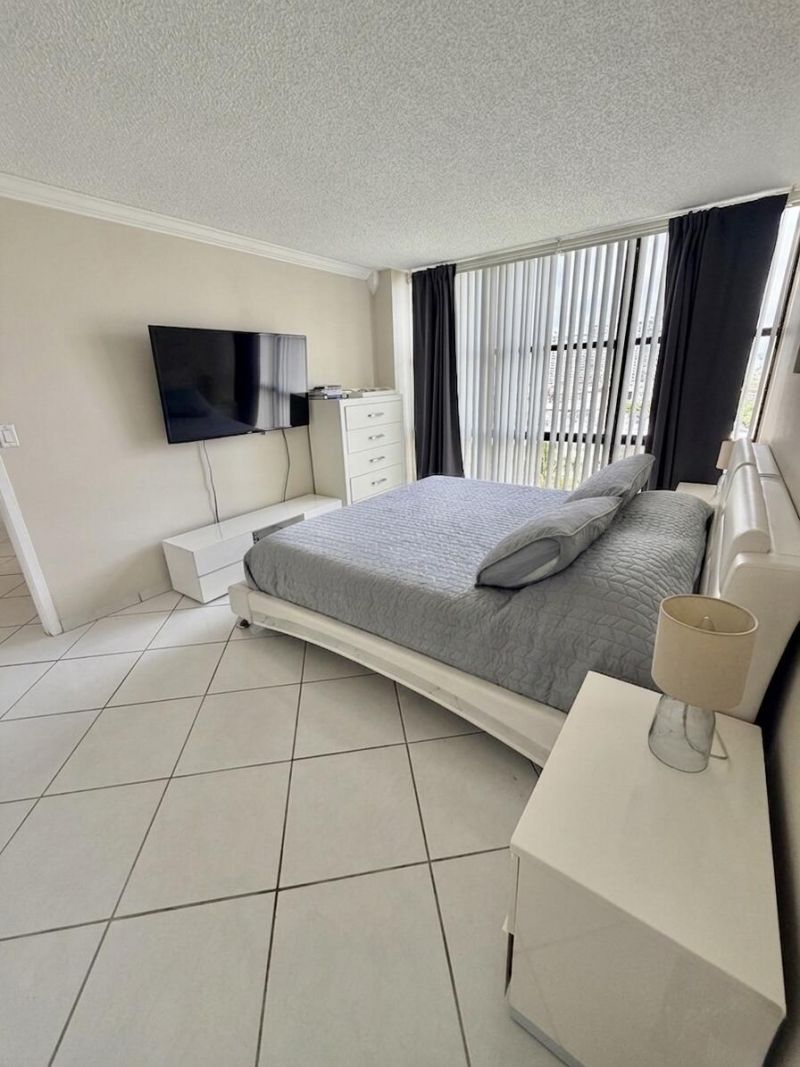 17021 N Bay Road, Unit 912, Sunny Isles Beach, FL 33160 Photo
