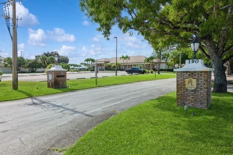 116 Palm Circle, Atlantis, FL 33462 Photo