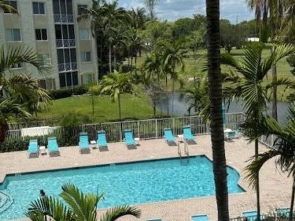 3500 Oaks Clubhouse Drive, Unit 303, Pompano Beach, FL 33069