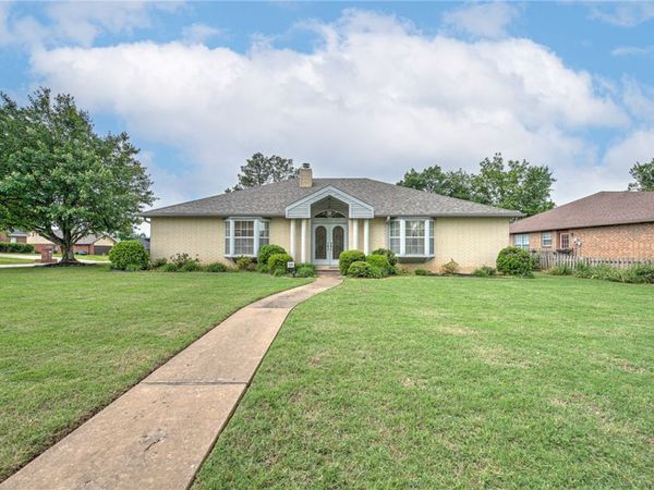 210 Lyndal Lane , Bentonville, AR 72712