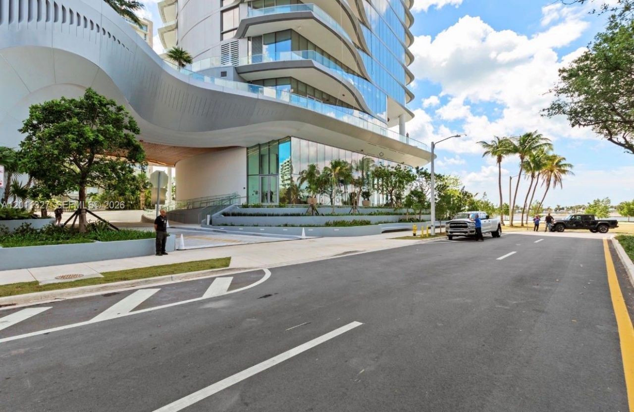 175 SE 25th Road, Unit 704, Miami, FL 33129 Photo