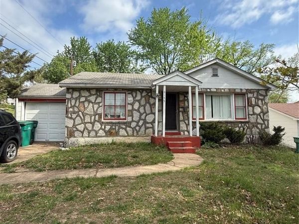 8155 Bloom Drive, Hanley Hills, MO 63114