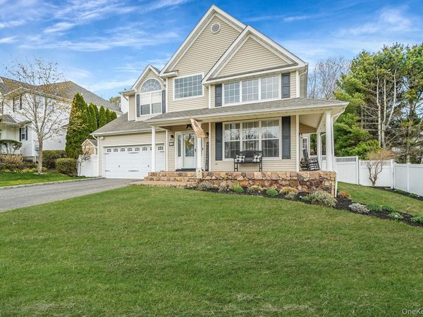 52 Shady View Crossing, Manorville, NY 11949