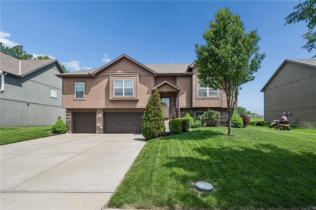 8905 N Agnes Avenue, Kansas City, MO 64156 Main Photo