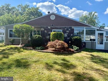 47 THORNYAPPLE LANE, LEVITTOWN, PA 19054
