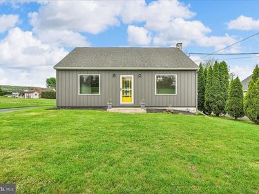 4381 DIVISION HIGHWAY, EAST EARL, PA 17519