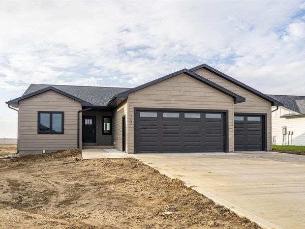 708 17th St SE, Orange City, IA 51041