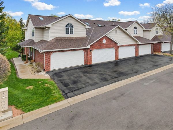 7883 S Scepter Dr, Unit 1, Franklin, WI 53132