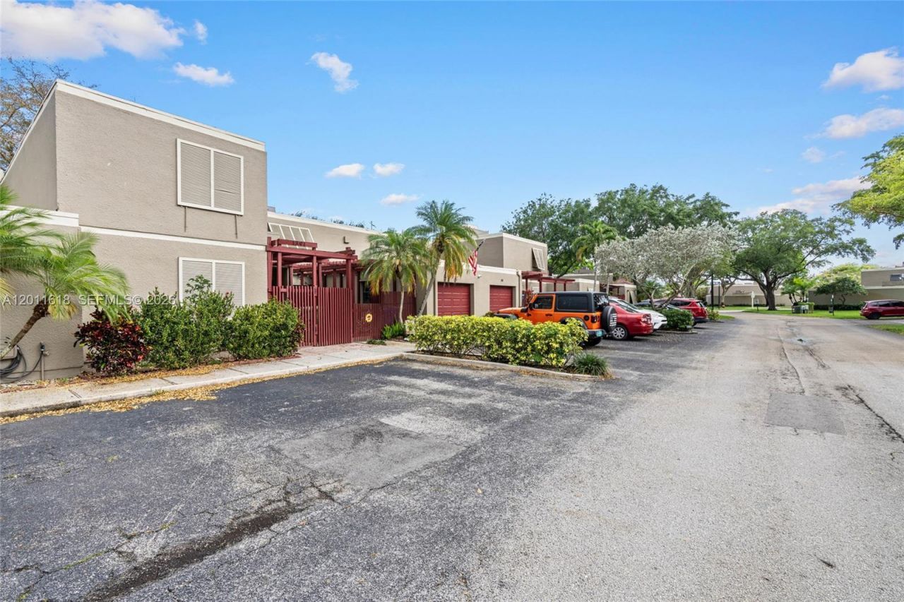 1391 W Fairway Rd , Pembroke Pines, FL 33026 Photo