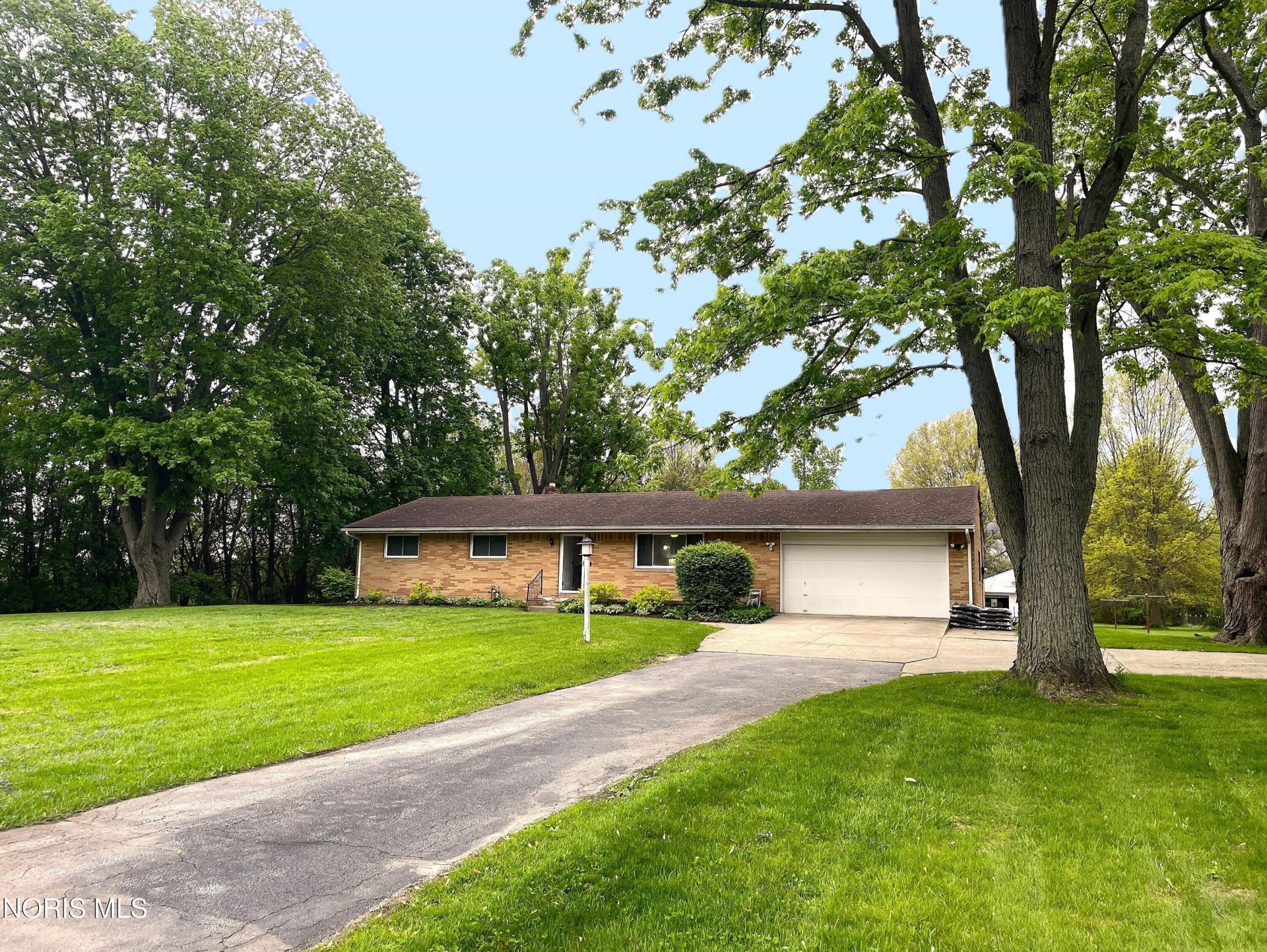 9749 Monclova Road, Monclova, OH 43542 Main Photo